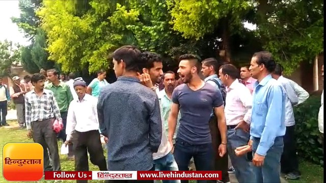 चम्पावत कलक्ट्रेट में सड़क की मांग को लेकर ग्रामीणों का प्रदर्शन