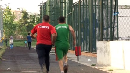 Dört duvar arasından atletizmle kurtuldu