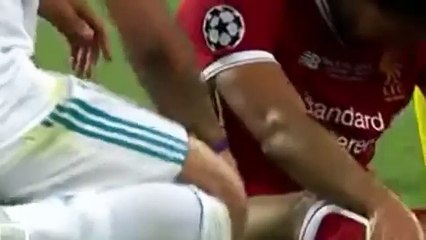 الحظه التي بكي عليها كل العالم محمد صلاح يتصاب ويخرج من النهائي 26-5-2018