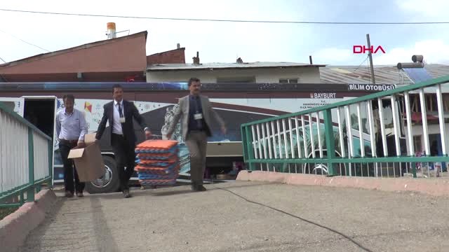 Bayburt 'Gezici Bilim Merkezi'ne Dönüştürdüğü Otobüsle Köyleri Geziyor