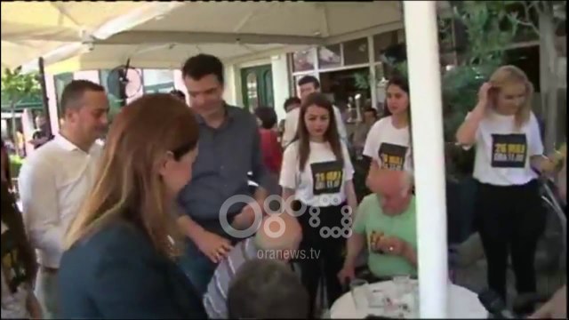 Ora News - I riu i tregon rrugën Bashës, shefin e opozitës e mbytin emocionet me pensionistët