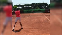 Pique jugando al tenis