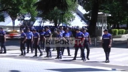 Report TV  - Protesta, vendoset kordoni i policisë te kryeministria