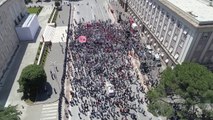 Report Tv sjell pamjet me dron nga protesta e opozitës para Kryeministrisë