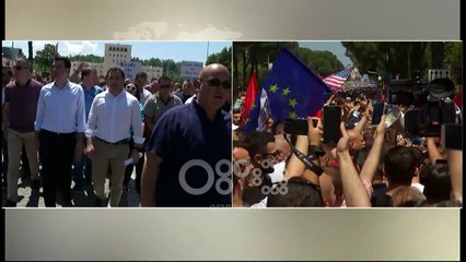 Ora News - Protestuesit hedhin tymuese dhe përplasen para Kryeministrisë