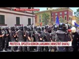 Tensionohet situata te Ministria e Brendshme, protestuesit shtyjnë policët me zgara hekuri