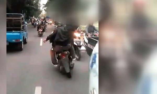 Viral! Geng Motor Acungkan Senjata Tajam di Jalanan Bandung