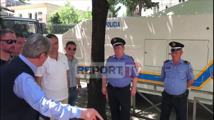 Report TV - Berisha ndalon marshimin e protestës dhe flet me policët: Vettingut ti nënshtrohet Xhafa