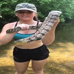 Bulduğu Yılanla Oyuncak Gibi Oynadı