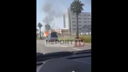 Report TV - BMW X5 merr flakë në autostradën Tiranë - Durrës