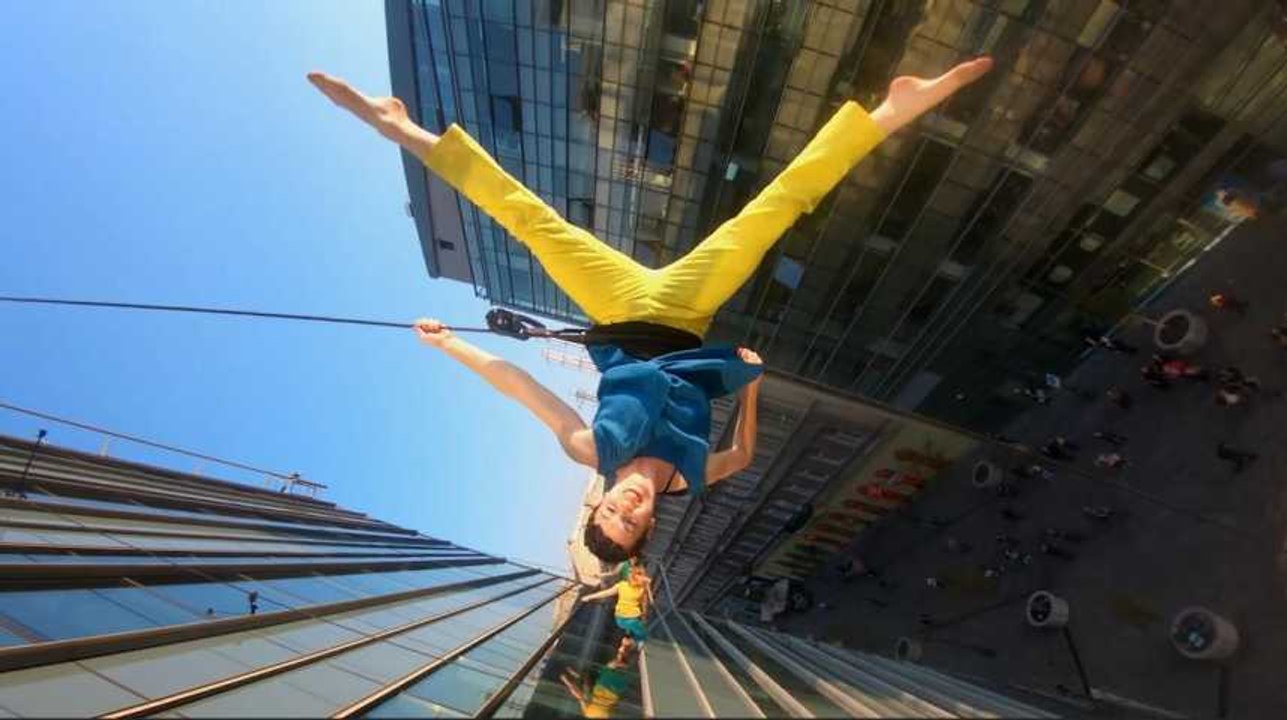 2 minutes de danse acrobatique sur la façade d'immeuble