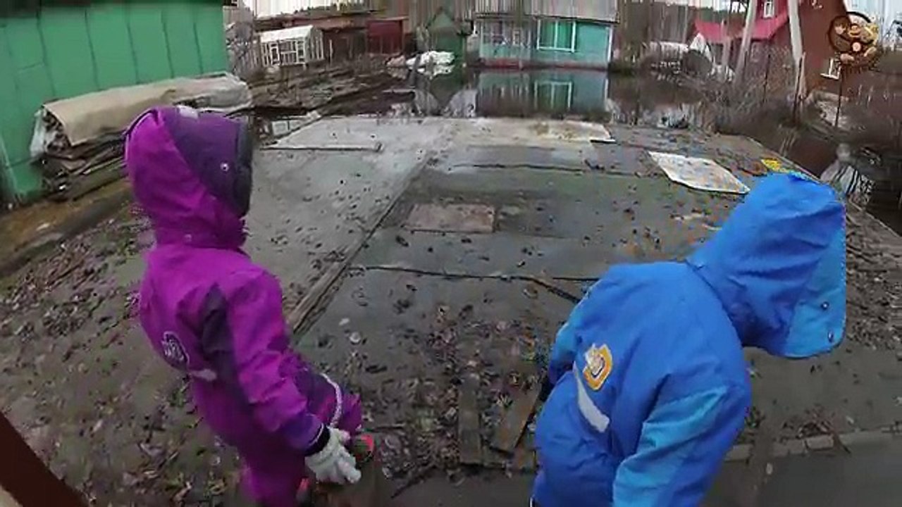 Дети едут на машине к затопленным дачам и большим лужам. МанкиИгры.