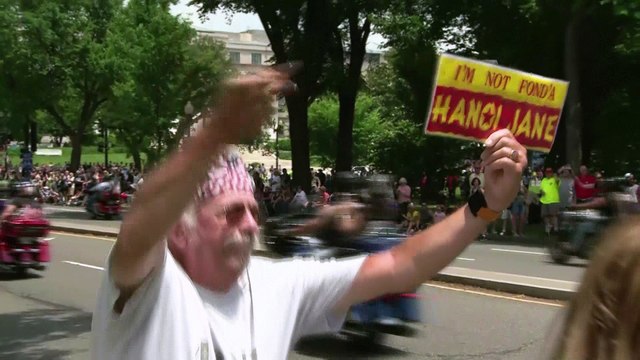 Motociclistas honran a soldados caídos de EEUU en desfile Rolling Thunder