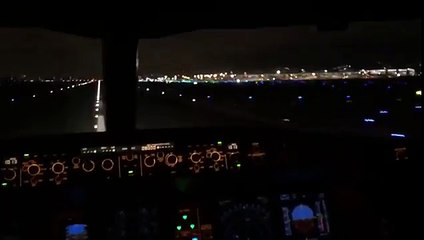 Visão da decolagem de um avião durante a virada do ano