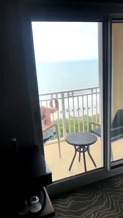 Il va commettre une grosse erreur en voulant faire peur à sa copine.