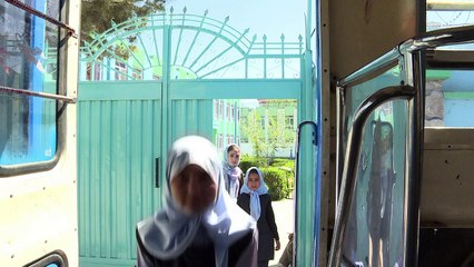 مكتبة جوالة تجوب شوارع كابول لتشجيع الأطفال على المطالعة