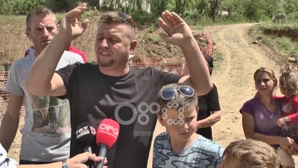 Ora News - Punimet në rrugën Qukës-Qafë Plloçë, gurët përfundojnë brenda në shtëpi