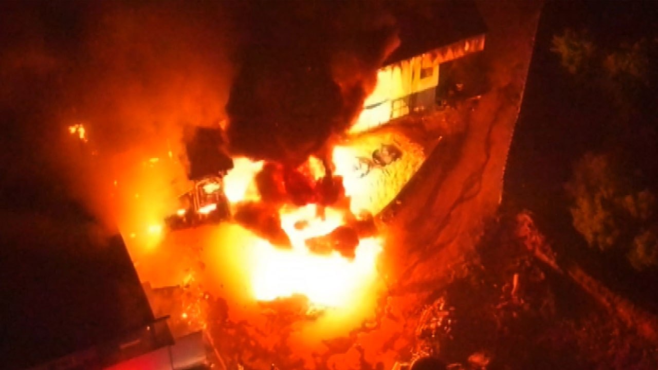 강원 원주 쓰레기 처리 공장 불...공장 전소 / YTN