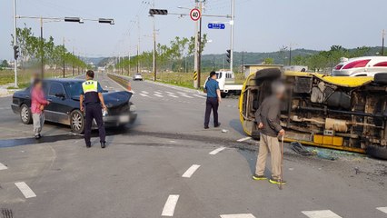 학원 승합차·승용차 충돌...10명 다쳐 / YTN