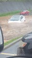 Il traverse les inondations avec sa Toyota Prius... Risqué