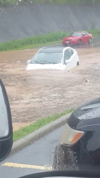 Il traverse les inondations avec sa Toyota Prius... Risqué