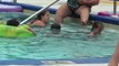 Une femme se rase les jambes à la piscine (Floride)