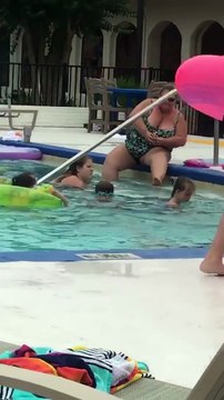 Une femme se rase les jambes à la piscine (Floride)