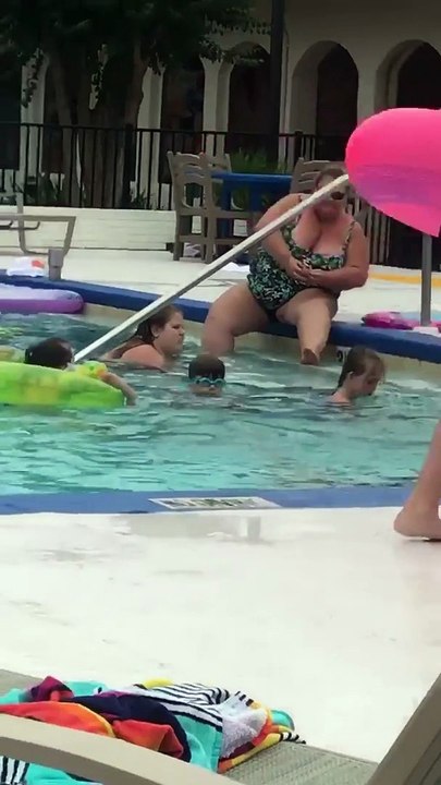 Une femme se rase les jambes à la piscine (Floride)