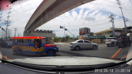 Por andar distraído se llevó por el medio a un motociclista