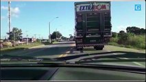 Caminhões escoltados passam por bloqueio