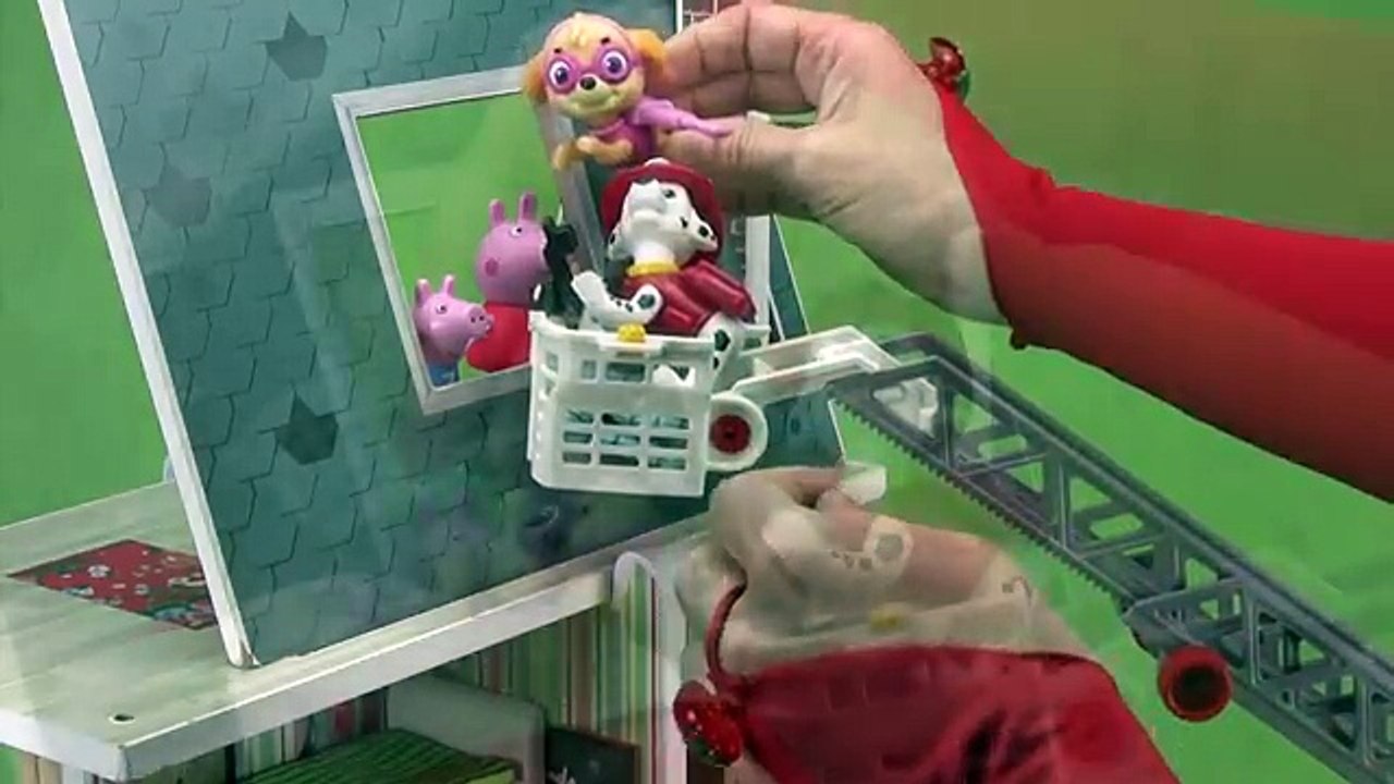 ¡Fuego! La PATRULLA CANINA salva a Peppa Pig del incendio en su casa | Cachorros en español