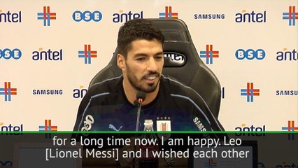 Tải video: I am happy at Barcelona - Suarez on transfer rumours