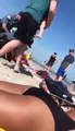 Une femme sur la plage se fait frapper par la police
