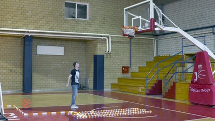 Jeyx set the amazing Final Four domino display going in Belgrade