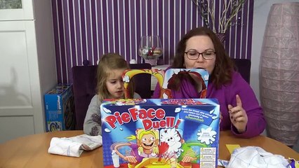PIE FACE DUELL ! Schoko-Sahne ins Gesicht klatschen! Lustiges Partyspiel