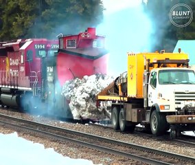 Il utilise un réacteur d'avion pour déneiger un train.