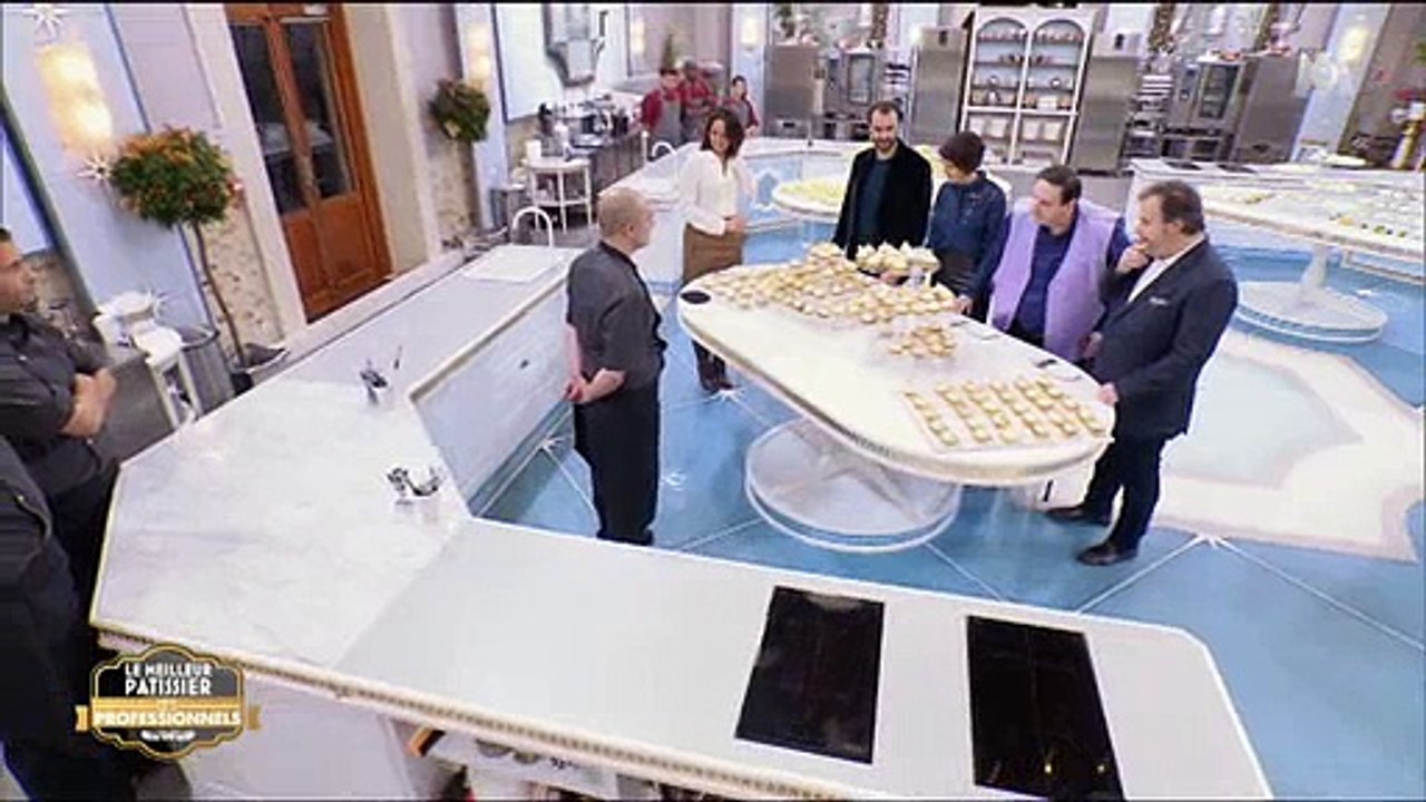 L'ensemble du jury du "Meilleur pâtissier" pas du tout convaincu par des professionnels - Regardez