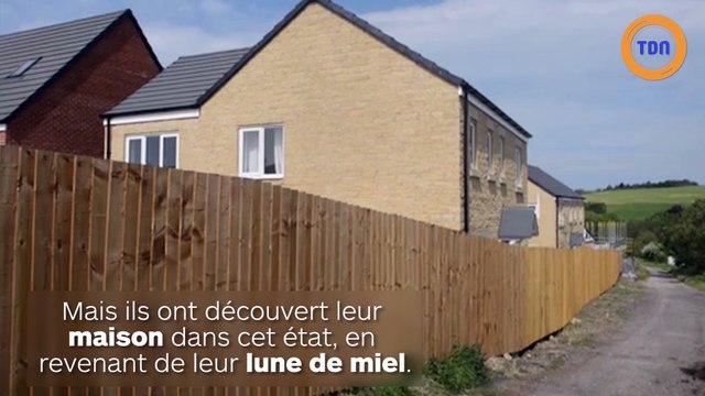 Un mur en bois a été construit autour de leur maison