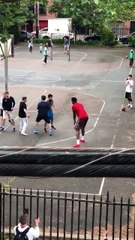 Joel Embiid lance le ballon sur la tête de son adversaire avant de claquer un moulin