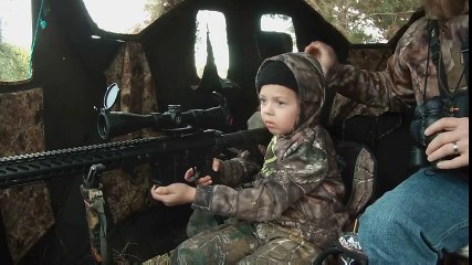 Shikoni reagimin e 7-vjeçares kur godet në shenjë me snajper