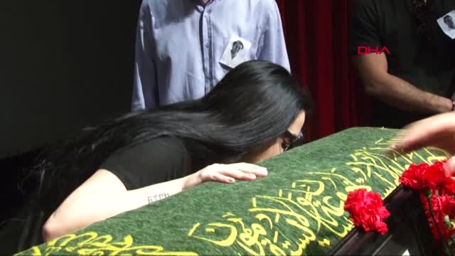 İzmir Kazada Ölen Oyuncu Öziri İçin Tören Düzenlendi