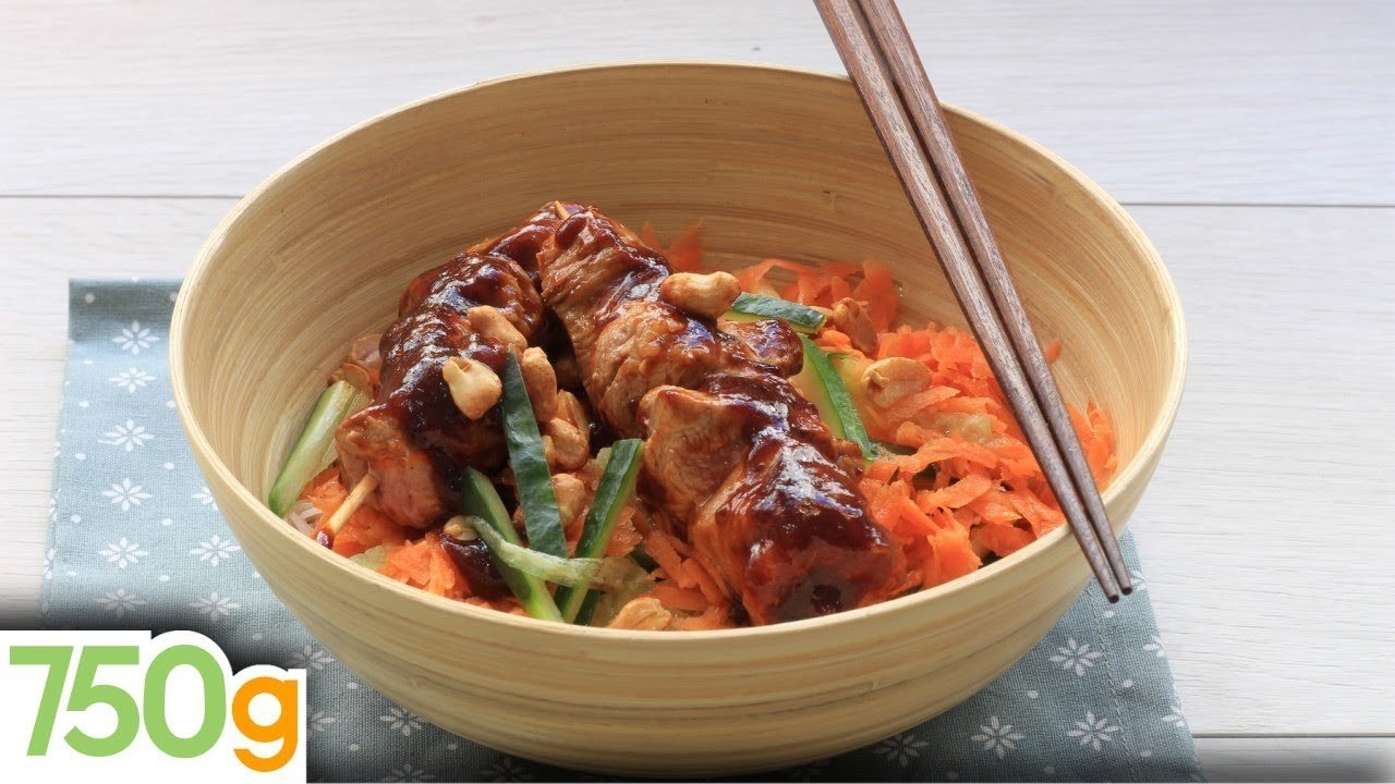 Brochettes de porc au caramel et crudités façon bo bun - 750g  [ Recette sponsorisée ]