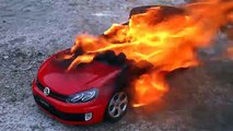 Burning my volkswagen golf fire vs car quemando coche de juguete carro de brinquedo em chamas