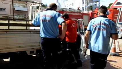 Kamyonetin motoruna sıkışan yavru kedi itfaiye ekipleri tarafından kurtarıldı