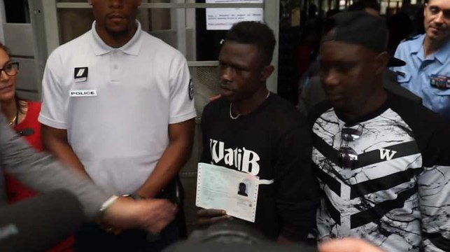Les images de Mamoudou Gassama après avoir reçu son titre de séjour