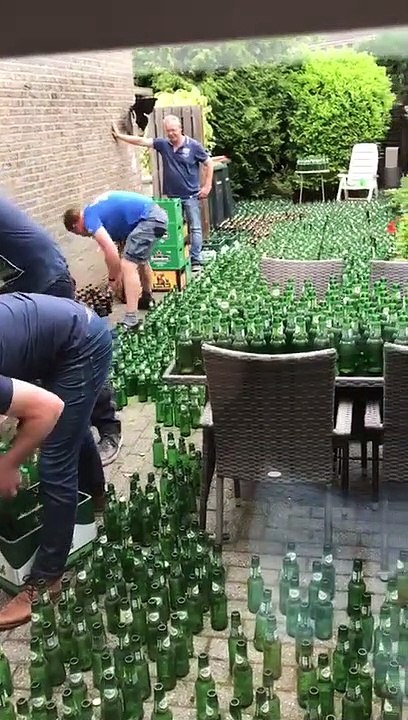 Ces jeunes mariés découvrent leur maison dans cet état après leur nuit de noce... Bonne blague des copains