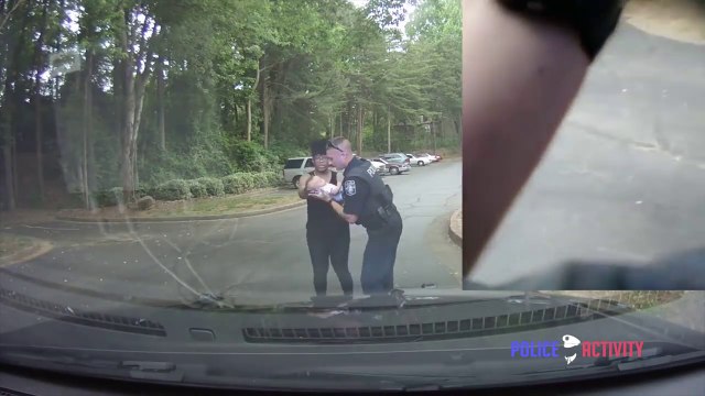 Ce policier héroique sauve la vie d'un bébé en train de s'étouffer! Beau geste