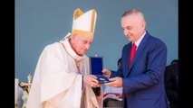 Ora News - Kardinali Troshani dekorohet me titullin më të lartë 