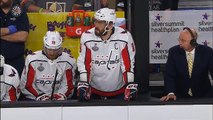 Hockey sur glace - Alex Ovechkin prend un palet sur le nez... depuis le banc