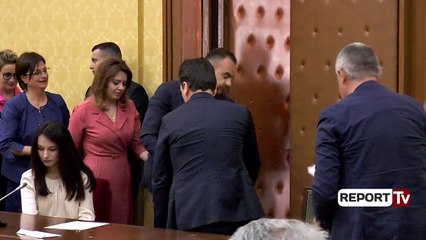 Download Video: Report TV - Opozita këkron largimin e Xhafajt, debate mes deputetëve të PD dhe PS për gjyqësorin